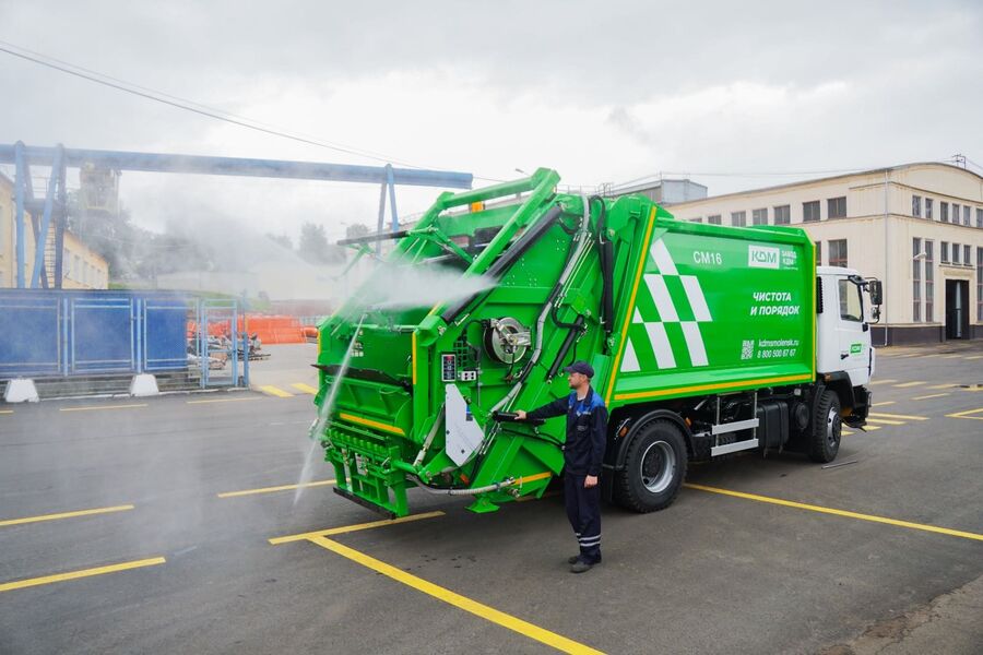 Смоленский завод КДМ начал производство мусоровоза со съемной мойкой контейнеров
